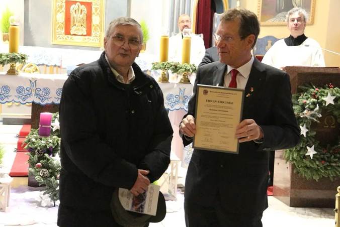 �bergabe der Ehren-Urkunde an Alfons Rekowski